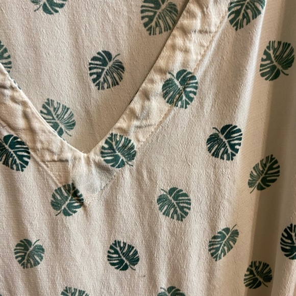 Cream and Green Blouse 3/4 Sleeve - Picture 2 of 3